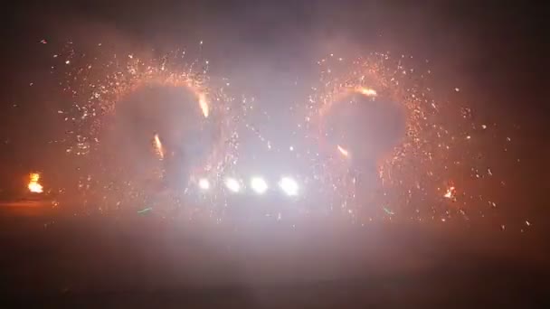 Πυροτεχνήματα. Παράσταση με φωτιές. Αγόρια και κορίτσια χορεύουν στα παπούτσια που φωσφορίζουν τη νύχτα. Μέρος 20 — Αρχείο Βίντεο