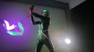 LED göstermek. Bir erkek ve bir kadın elinde bir arka ışık ile küçük bir sahnede Led hayranları twist.