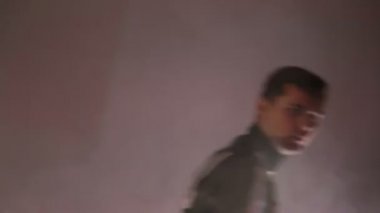 LED göstermek. Bir erkek ve bir kadın kadar büküm elinde bir arka ışık ile küçük bir sahnede Led hayranları kapatın.