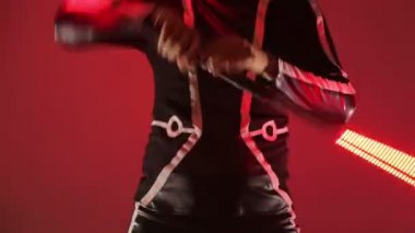 LED göstermek. Yakın çekim bir adamın elinde parlayan Led sopa katlanmış.