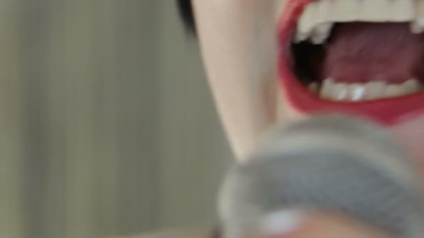 Close up de mulher gritando ou cantando . — Vídeo de Stock