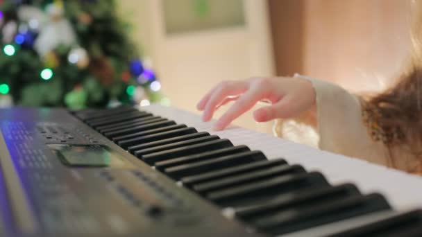 Les doigts du gros plan cliquent sur les touches du piano . — Video