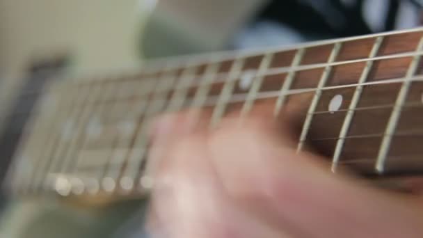 Close-up Finger wählen Akkorde auf der Gitarre — Stockvideo