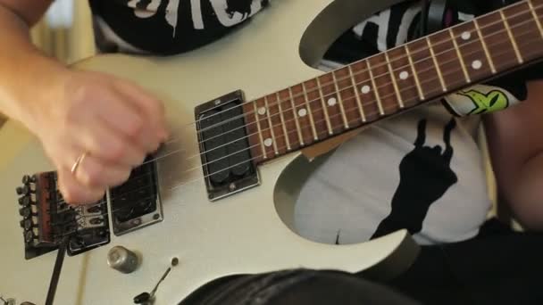 Homem toca guitarra branca em um close-up — Vídeo de Stock