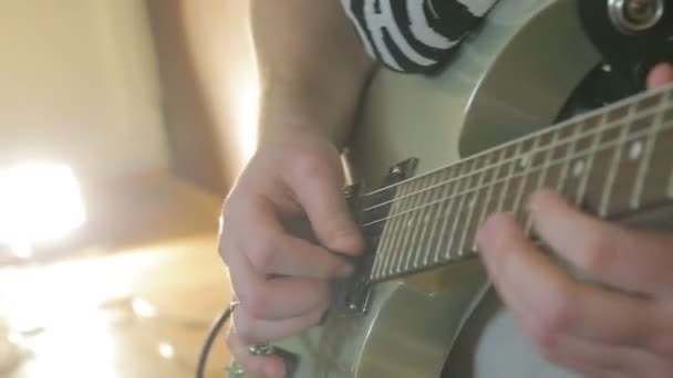 男がクローズ アップに白いギターを果たしています。 — ストック動画