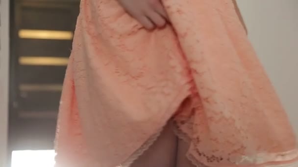 Närbild av en orange flickor klänning som snurrar runt och visar upp hennes skönhet. Slow motion — Stockvideo