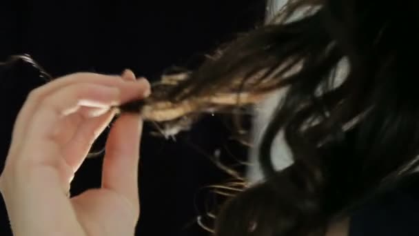 Закрытие играющих волос в подсветке.. — стоковое видео