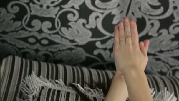 Gros plan des mains des femmes. La fille tient doucement une main dans la main . — Video