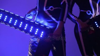 Adam bir kız ile bir makine için konfeti tutar. Konfeti ve duman kameraya bir atış bir konfeti makinesi tarafından bir boru temizleyicileri