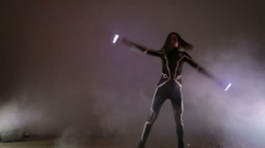 LED göstermek. Yakın çekim bir adamın elinde parlayan Led sopa katlanmış.