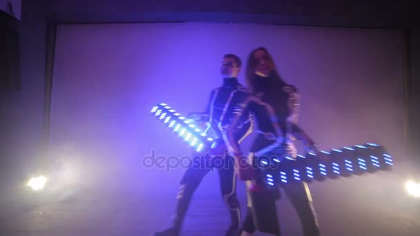 Go-go dança menina começando show de desempenho de luz led, festa de clube noturno — Vídeo de Stock