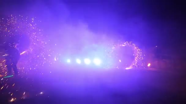 Fuegos artificiales. Un espectáculo de fuego. Niños y niñas bailan en zapatos que brillan en la noche. Parte 19 — Vídeo de stock