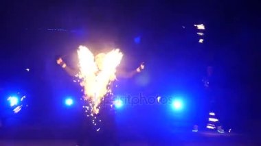 Yangın yavaş çekimde göster. Erkek ve kız ateşle dans gece Park Caddesi üzerinde gerçekleştirilen. Bölüm 26