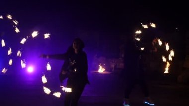 Yangın yavaş çekimde göster. Erkek ve kız ateşle dans gece Park Caddesi üzerinde gerçekleştirilen. Bölüm 28