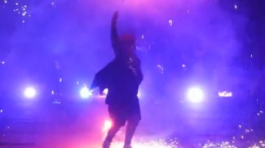 Yangın yavaş çekimde göster. Havai fişekler. Adam dans ile ateş gösterisi. Geceleri şaşırtıcı. Bölüm 30