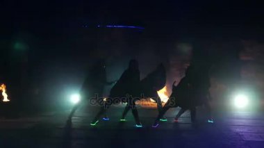 Sokak dansı. Ağır çekim. Beş dansçılar dans farklı renklerde geceleri parlayan tonları ayakkabı ile gece. Bölüm 31