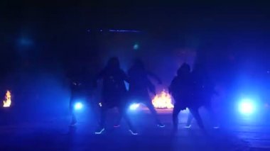 Sokak dansı. Ağır çekim. Beş dansçılar dans farklı renklerde geceleri parlayan tonları ayakkabı ile gece. Bölüm 32