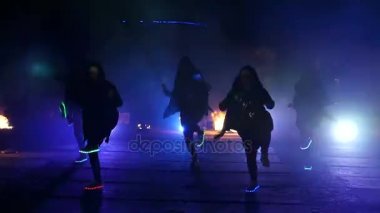 Sokak dansı. Ağır çekim. Beş dansçılar dans farklı renklerde geceleri parlayan tonları ayakkabı ile gece. Part 33