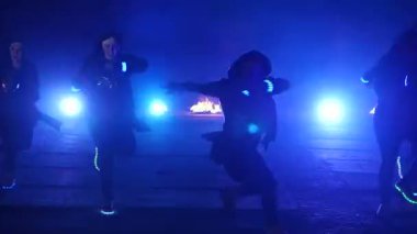 Sokak dansı. Ağır çekim. Beş dansçılar dans farklı renklerde geceleri parlayan tonları ayakkabı ile gece. Bölüm 35