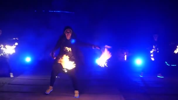 Feuer zeigen Zeitlupe. Jungen und Mädchen führten in der Nacht auf der Straße im Park Tänze mit Feuer auf. Teil 25 — Stockvideo