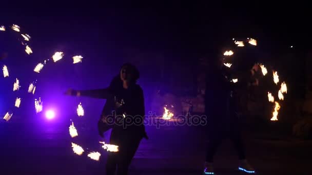 Fire show slowmotion. Pojkar och flickor utförs danser med eld i natten på gatan i parken. Del 28 — Stockvideo