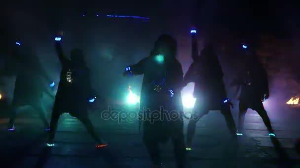 Street dancing. Slow motion. Five dancers dance in the night with shoes in shades that glow in different colors at night. Part 34 — Stock Video