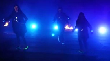 Sokak dansı. Ağır çekim. Beş dansçılar dans farklı renklerde geceleri parlayan tonları ayakkabı ile gece. Bölüm 36