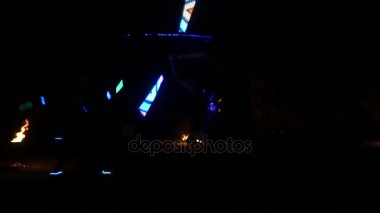 Yangın yavaş çekimde göster. elinde drenaj, hangi gece parlayan bir katlanmış. Bölüm 37