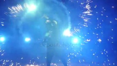 Yangın yavaş çekimde göster. Havai fişekler. Adam dans ile ateş gösterisi. Geceleri şaşırtıcı. Bölüm 38