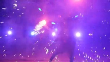 Yangın yavaş çekimde göster. Havai fişekler. Adam dans ile ateş gösterisi. Geceleri şaşırtıcı. Bölüm 39