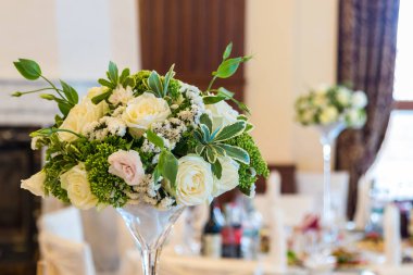 çiçekli masa dekorasyonu