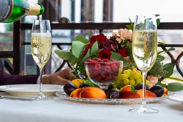 Gieten van champagne in het glas op kip-feest, close-up Stockfoto