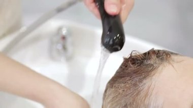 Kadın saç saç salonda yıkanmış olması. Yakın çekim.