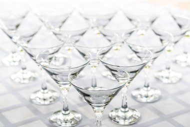 Ziyafet masa orada çoğu boş bardak brendi için