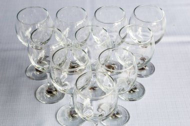 Ziyafet masa orada çoğu boş bardak brendi için