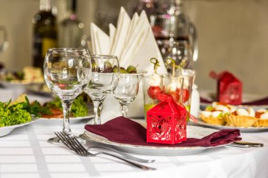 Ziyafet tablo, bir hediye plaka üzerinde kırmızı bir kutu olduğunu.