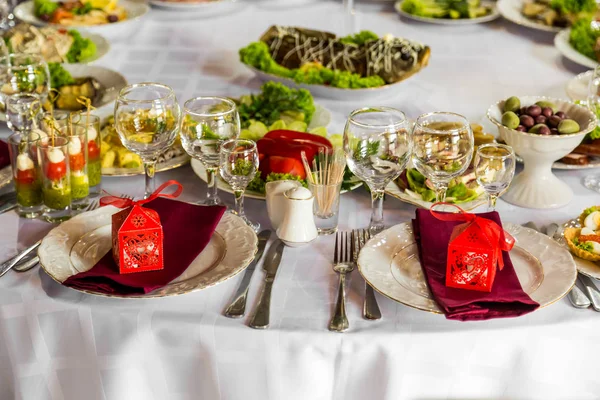 Banquet table, there is a red box with a gift on the plate. Royalty Free Stock Images