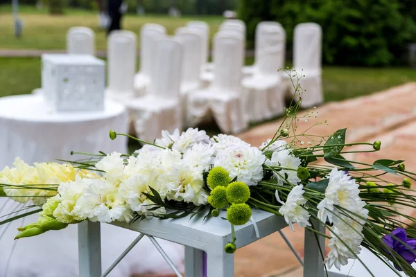 Decoraties voor de huwelijksceremonie van witte bloem. Rechtenvrije Stockfoto's