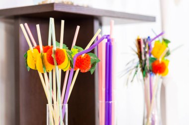 renkli plastik kokteyl ayakta bir cam ürünleri