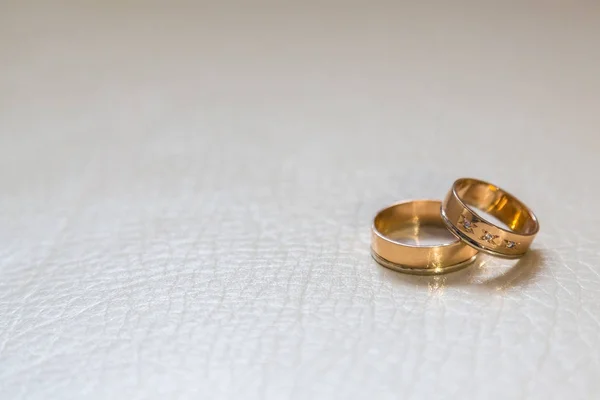 Свадебные кольца лежат на белой коже — стоковое фото