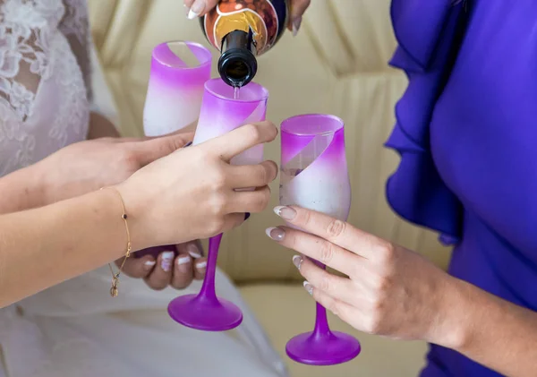 Girls pour champagne into pink glasses — Stock Photo, Image