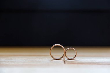 Alyans siyah ve ışık arka plan üzerinde