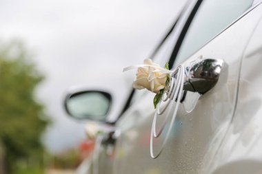 Araba kırmızı ve beyaz dekorasyon başlık üzerinde. Düğün süslemeleri bir araba.