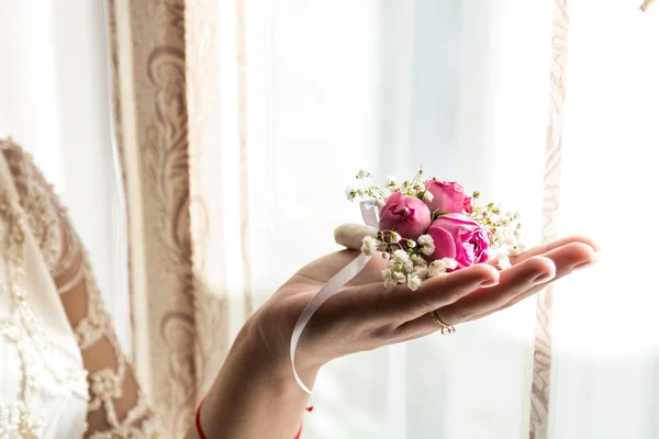 花嫁はボタンホールを保持します。新郎のためのboutonniereを保持花嫁の優しい手 — ストック写真