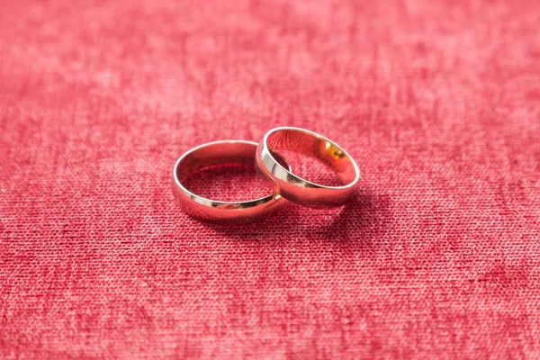 Dva snubní prsteny na pozadí červeného sametu Stock Obrázky
