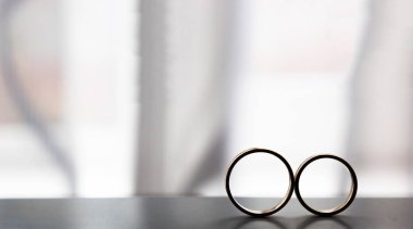 Pencerenin yanındaki iki alyans