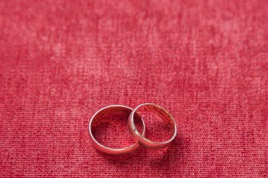 Kırmızı kadife arka plan üzerinde iki alyans