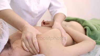 Yakın çekim. Güzel bir kadın alan vücut masajı Güzellik Salonu