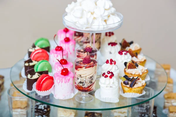 Bir düğün tatlı masasında. Şeker çubuğu