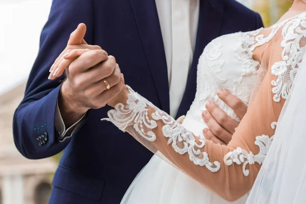 Le marié tient la main de la mariée, le moment de la danse . — Photo